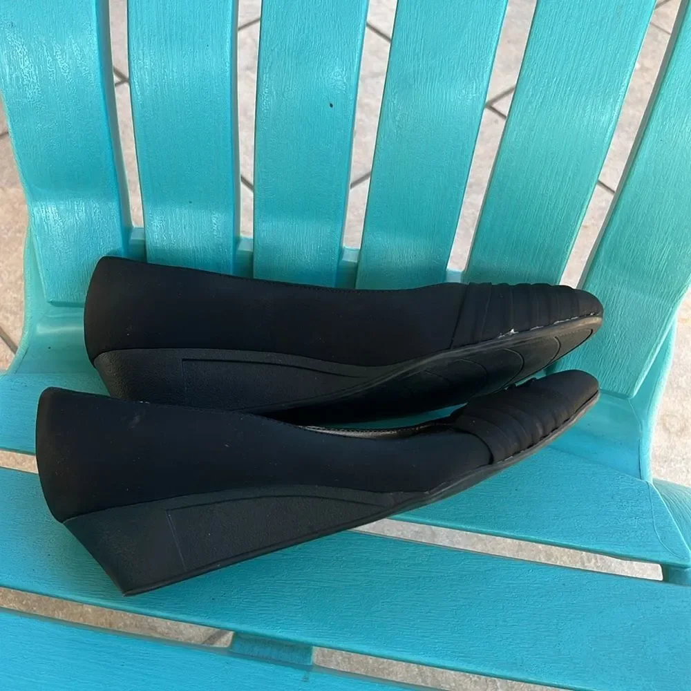 Bandolino Black Wedge Heels - Size 9.5 🌸